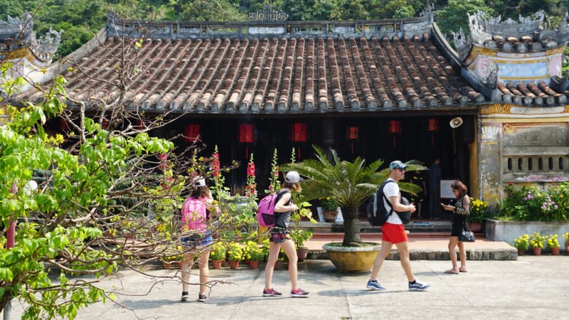 09:20 – Bai Lang Cultural Sightseeing