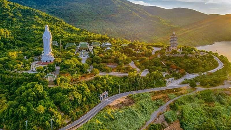 08:50 – World-Record Cable Car & Linh Ung Pagoda