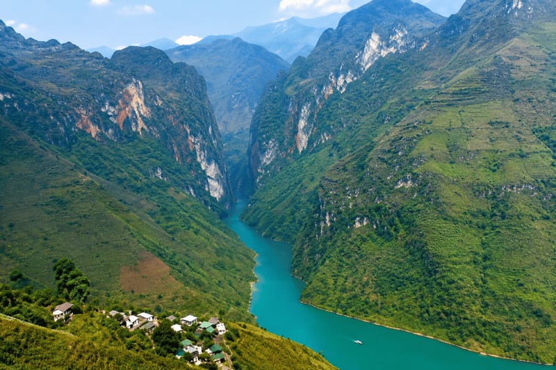DAY 2: DU GIA – MEO VAC – NHO QUE RIVER – MA PI LENG PASS – DONG VAN
