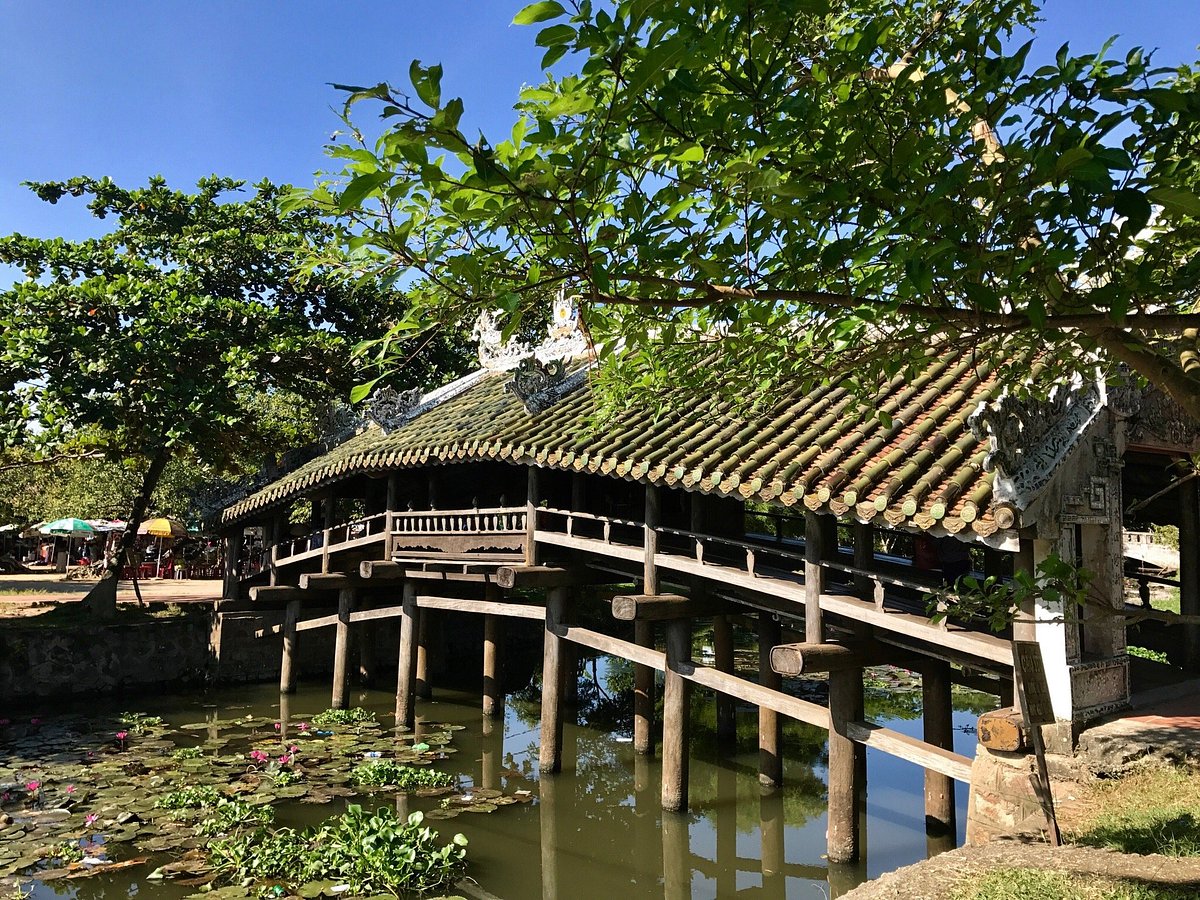 Thanh Toàn Tile-Roofed Bridge