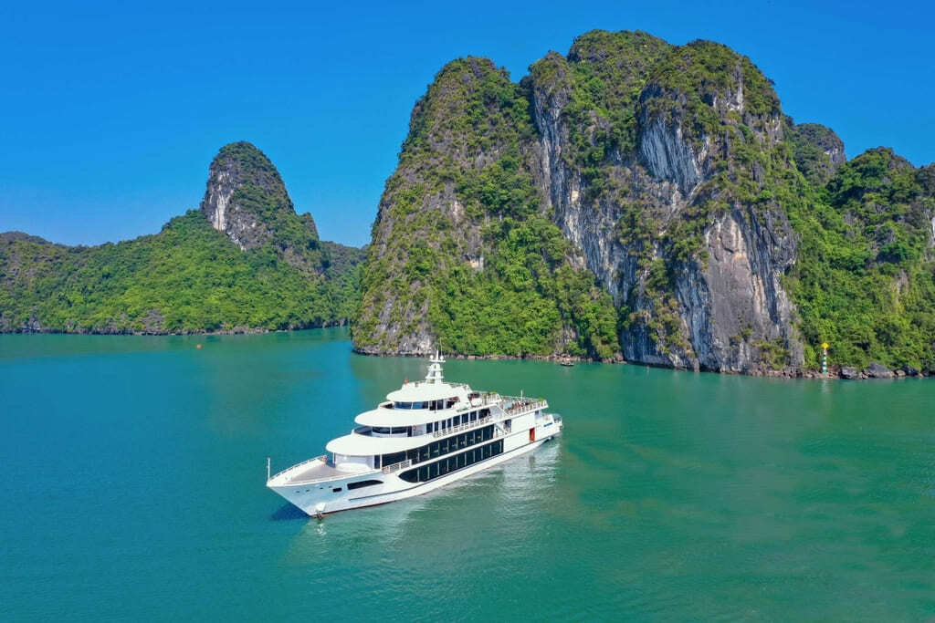 Halong Bay Cruise with Kayaking Day Tour from Hanoi