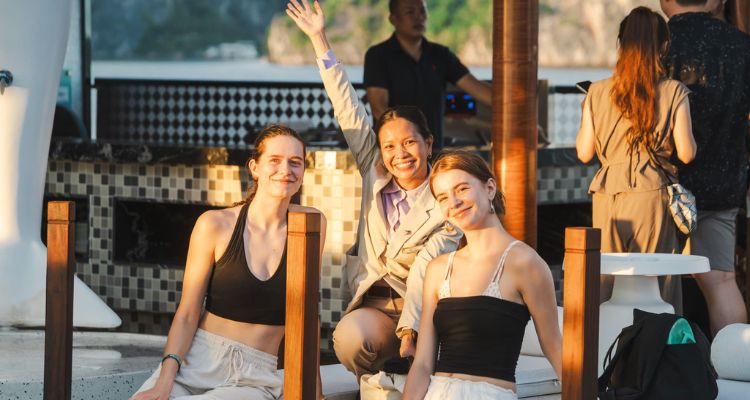Hanoi: 5-Star Family Cruise & Limousine in Ha Long Bay